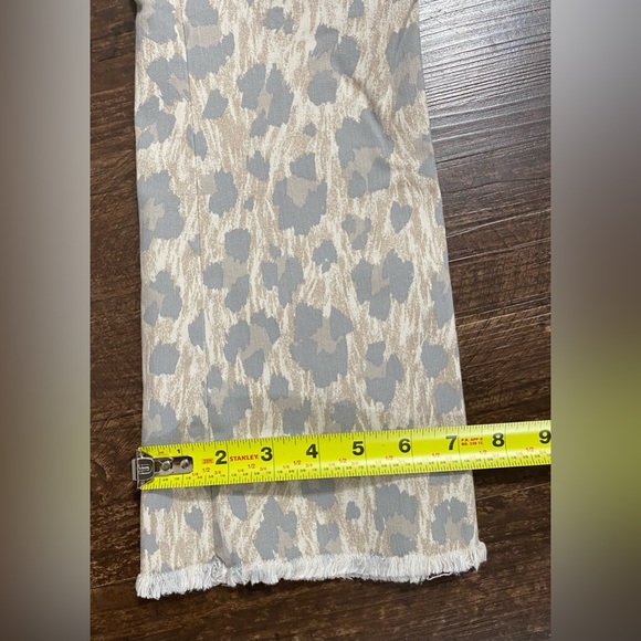 ⭐NWT⭐ < LOFT > Frayed High Rise Kick Crop Jeans - Picture 15 of 16